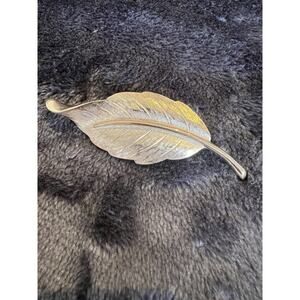 Vintage Avon Gold Tone Leaf Brooch Pin Lapel